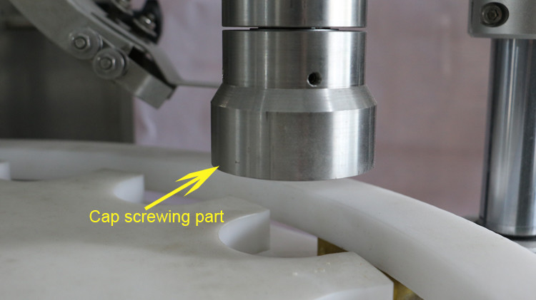 Mesin mengisi botol bulat 500ml dengan penyegelan tutup dan roda bintang berjalan