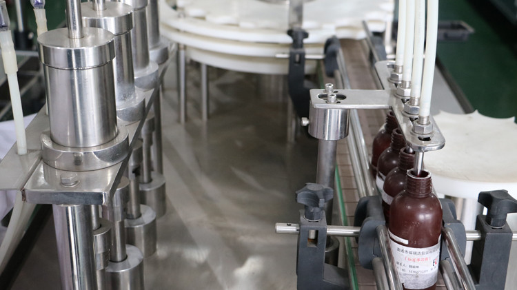 Mesin mengisi botol bulat 500ml dengan penyegelan tutup dan roda bintang berjalan